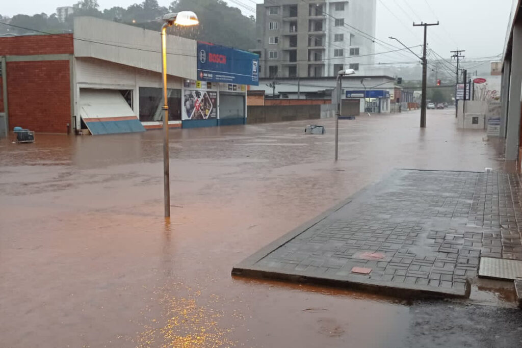 Chuvas no Paraná afetam mais de 123 mil pessoas, diz Defesa Civil