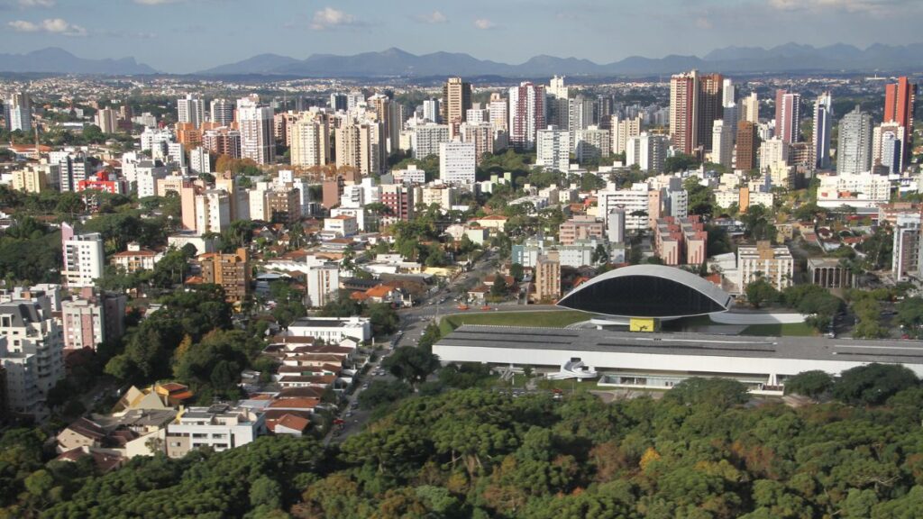 Aluguel em Curitiba sobe quatro vezes acima da inflação, diz pesquisa