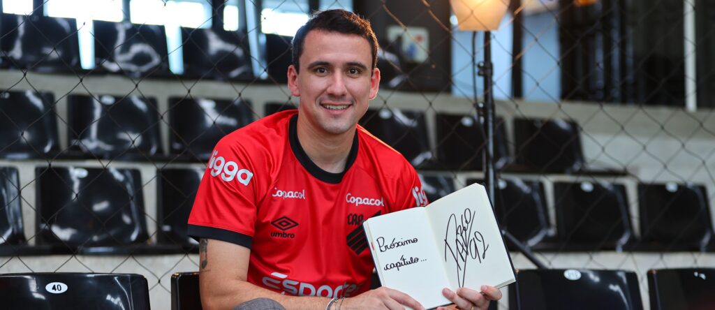 Pablo comemora renovação com o Athletico: “Clube que eu amo”