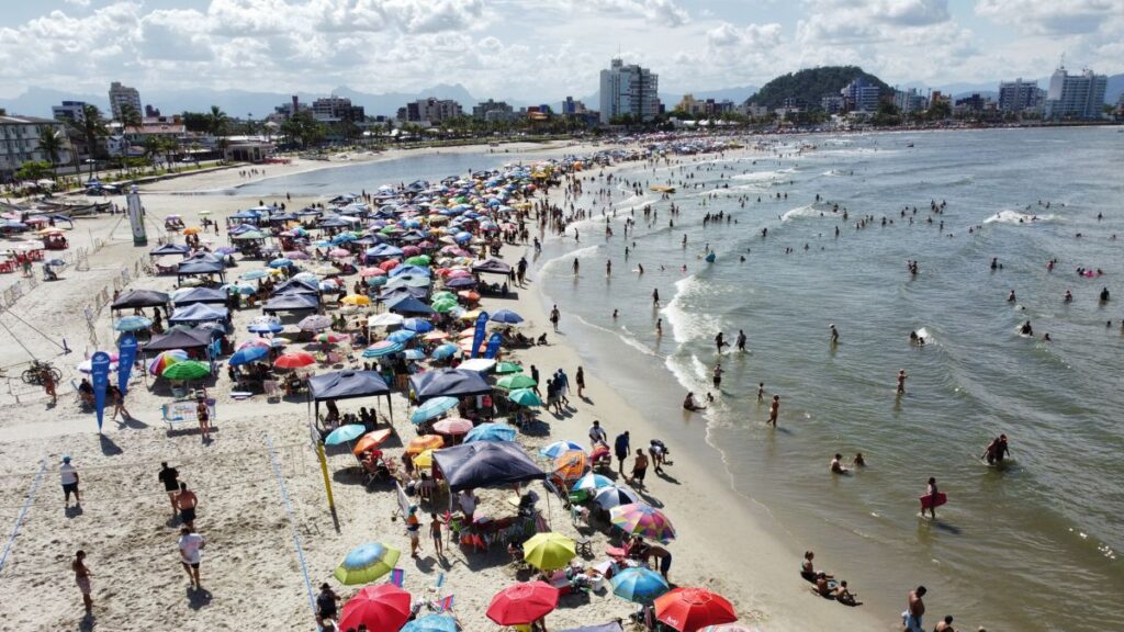 Litoral do Paraná tem 12 pontos impróprios para banho, diz IAT