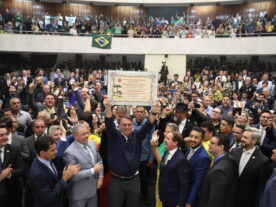 Bolsonaro recebe título de cidadão honorário do  Paraná