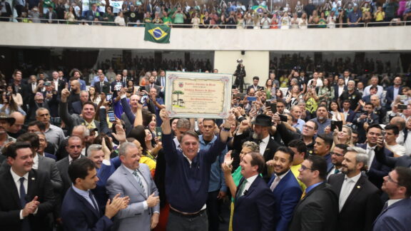 Bolsonaro recebe título de cidadão honorário do  Paraná