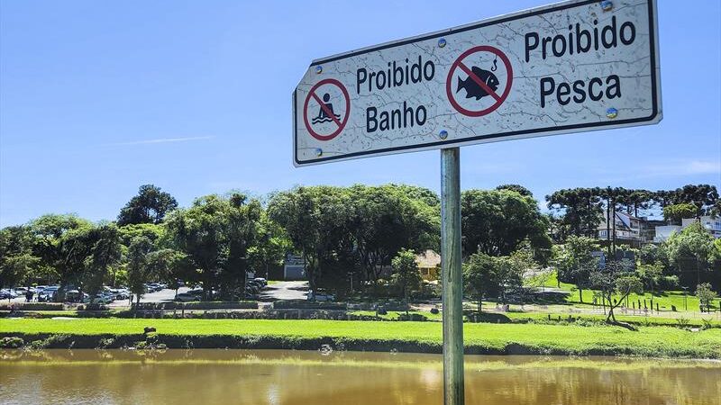 Prefeitura reforça proibição de nadar nos lagos dos parques de Curitiba