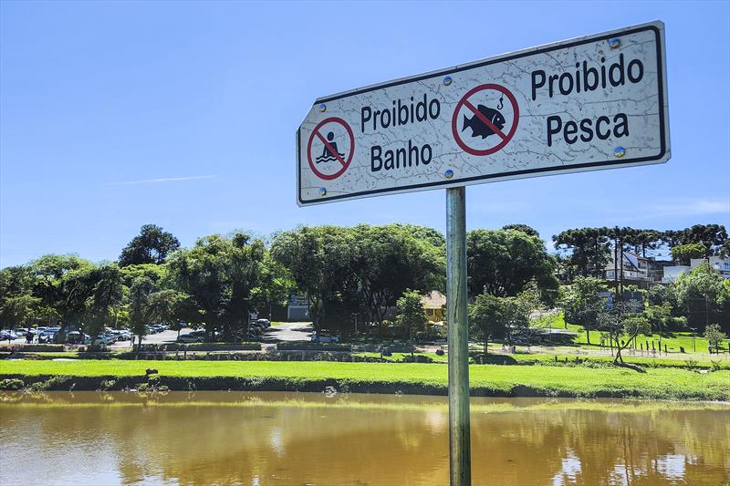 Prefeitura reforça proibição de nadar nos lagos dos parques de Curitiba