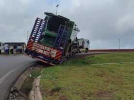 Caminhão carregado com maquinário interdita alça de acesso no Trevo Cataratas, em Cascavel