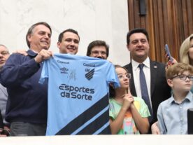 Pablo entrega camiseta do Athletico ao ex-presidente Bolsonaro