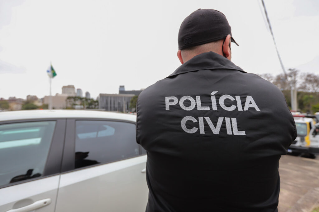 Policial civil é preso com cocaína e suspeito de roubar carro em Curitiba