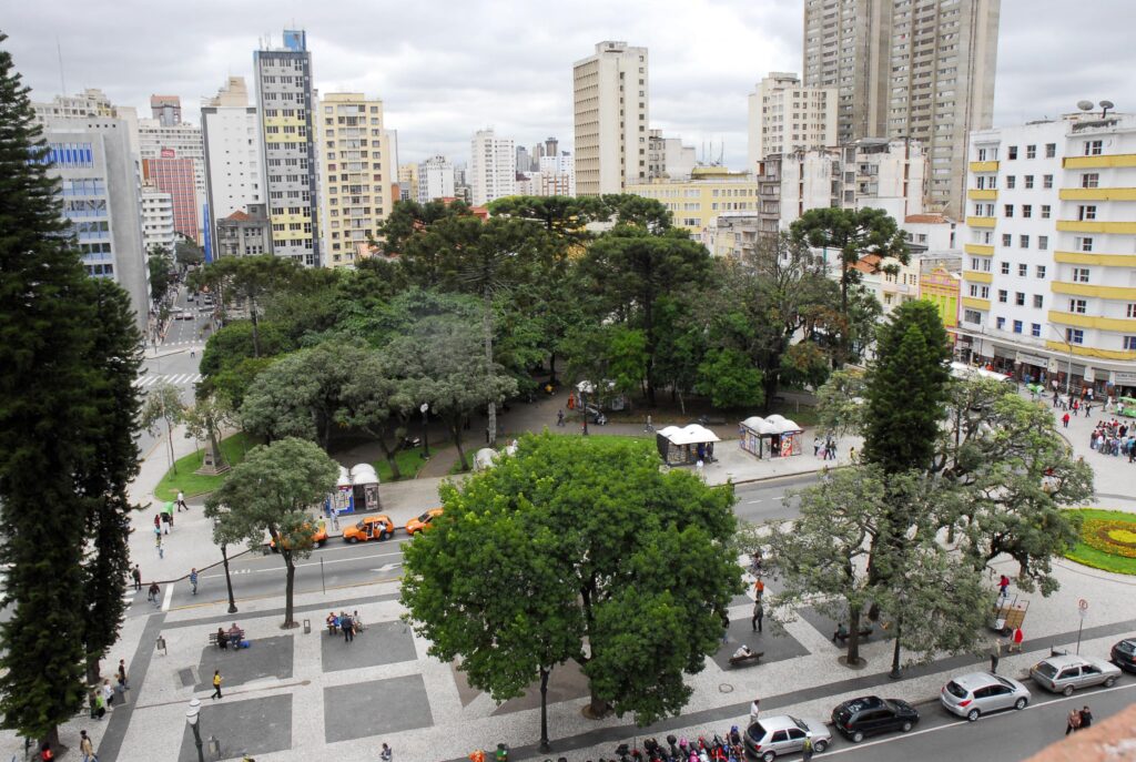População de rua em Curitiba deve ter acesso gratuito à água e banheiros em praças