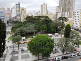 População de rua em Curitiba deve ter acesso gratuito à água e banheiros em praças