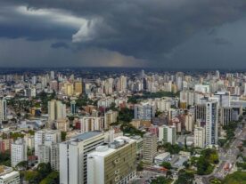 Com tempo abafado, Paraná tem previsão de chuvas e temporais