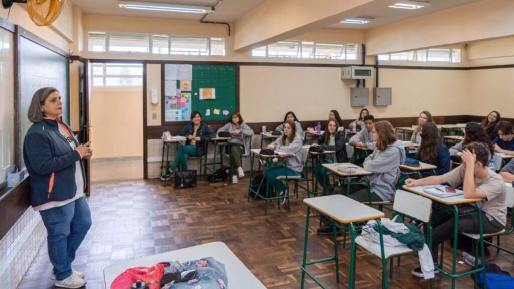 Professores temporários do Paraná têm contratos renovados até final de 2024