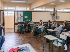 Professores temporários do Paraná têm contratos renovados até final de 2024