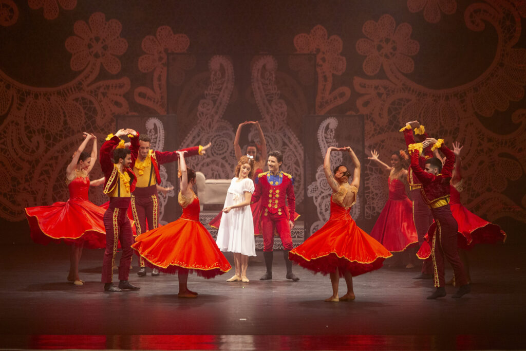 Teatro Guaíra encerra ano com espetáculo “O Quebra-Nozes”