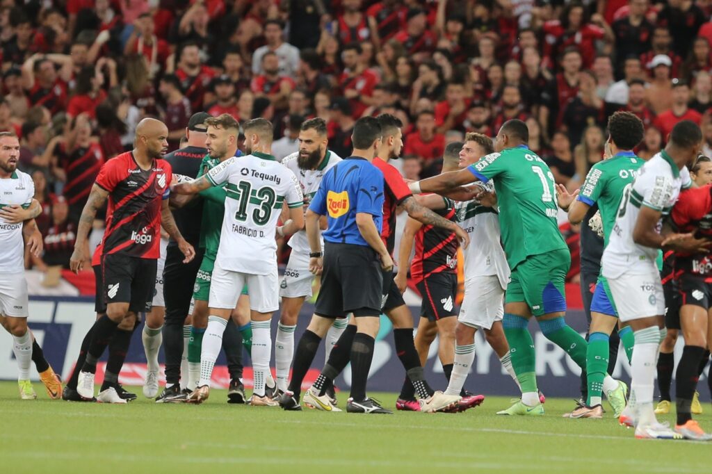 Athletico e Coritiba têm jogadores suspensos para o início do Paranaense
