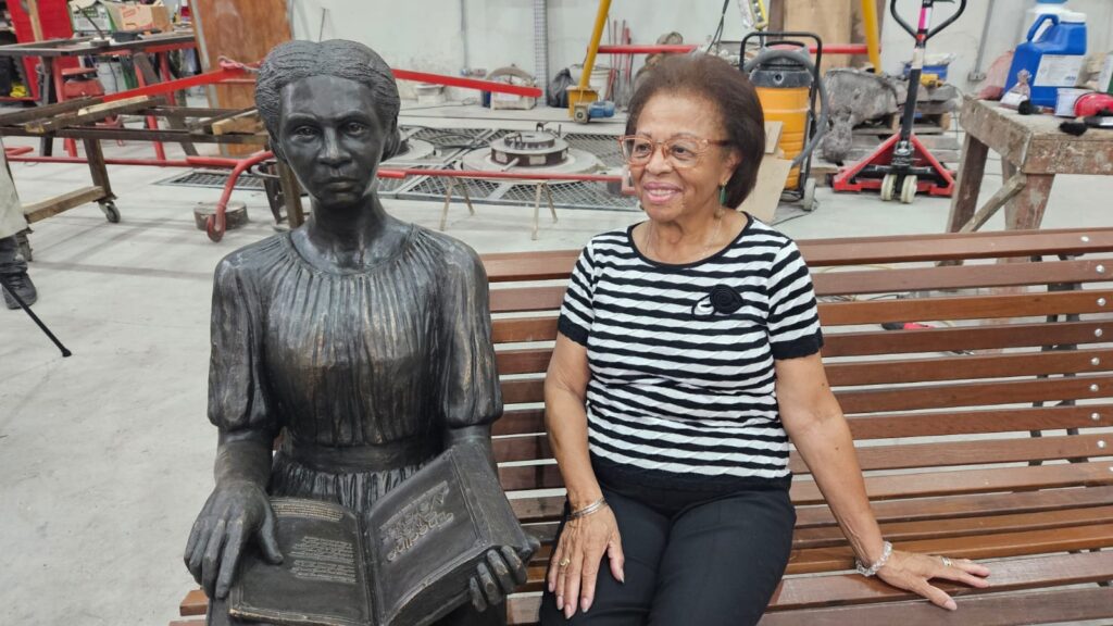 Primeira engenheira negra do Brasil ganha escultura na Rua XV, em Curitiba