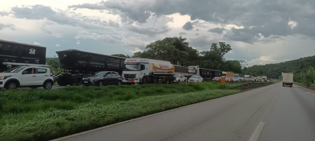 BR-277 tem tráfego liberado após bloqueio em Morretes, no sentido Curitiba