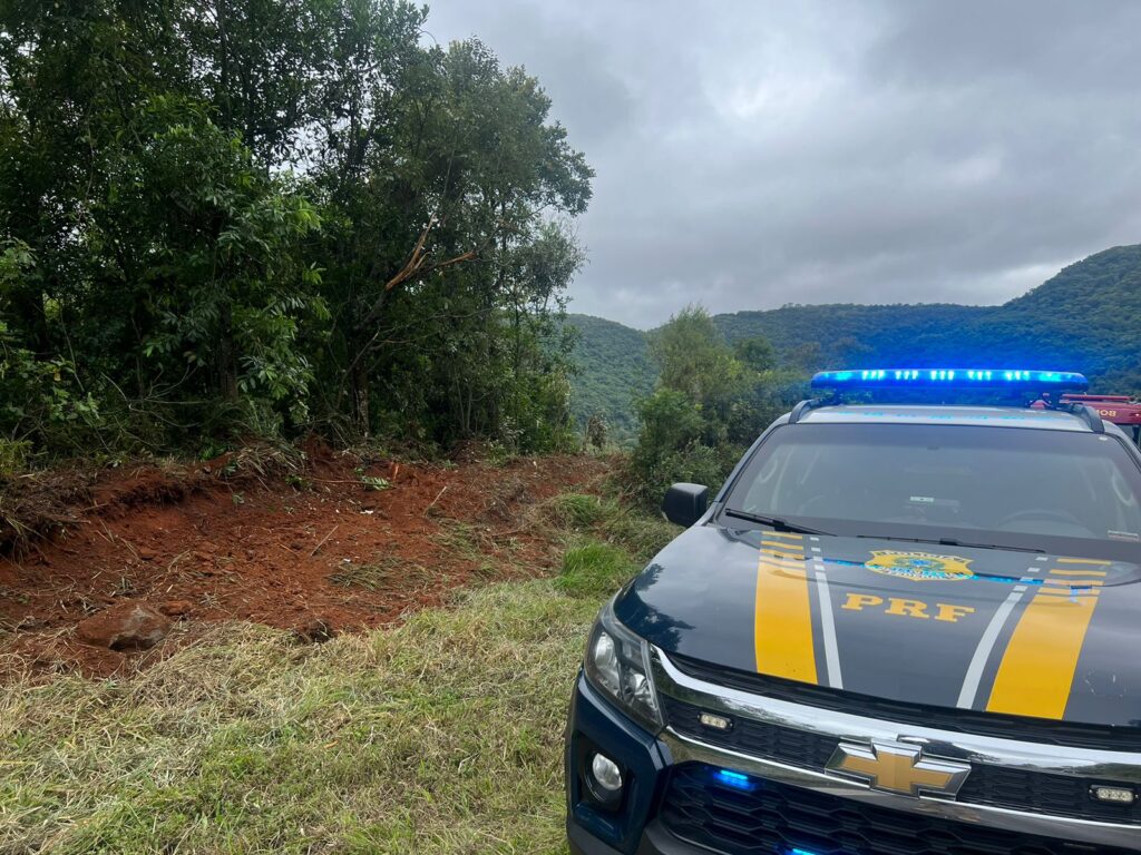Caminhão despenca em ribanceira de 50 metros na Serra da Esperança; motorista morreu