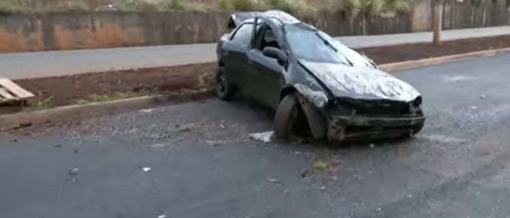 Motorista embriagado e sem habilitação capota carro em Londrina; passageira foi ejetada