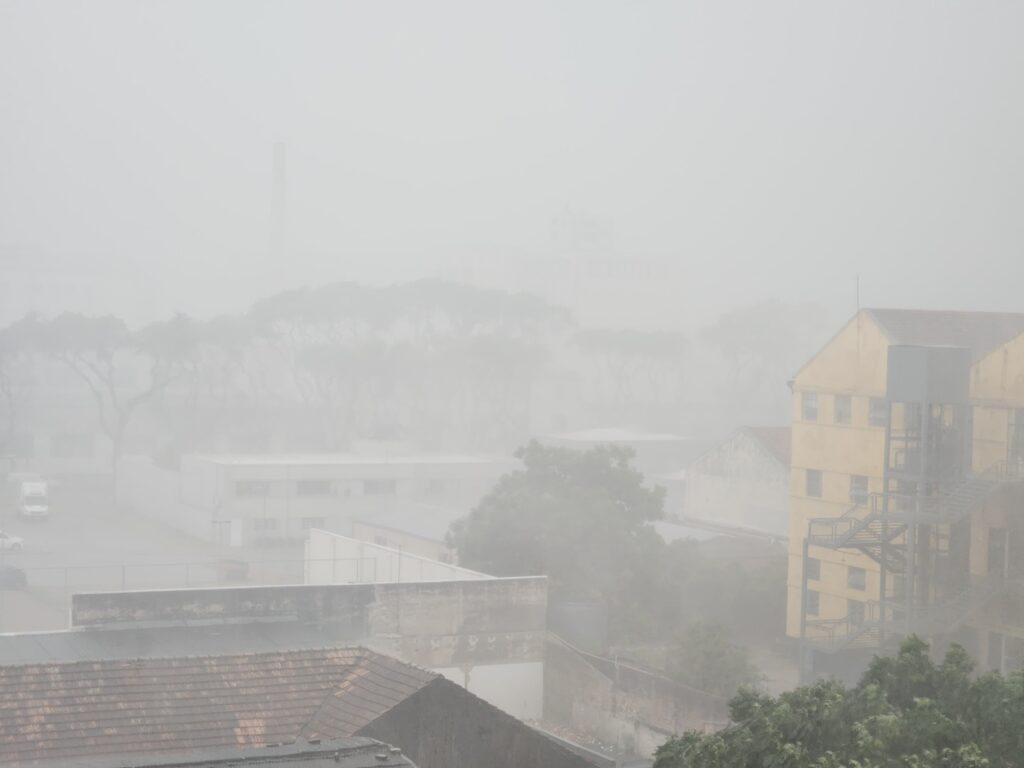 Chuva com granizo e ventos atingem bairros de Curitiba