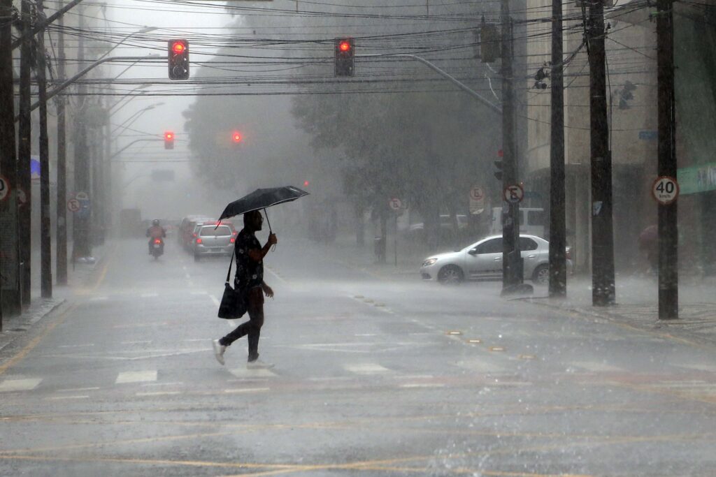 Chuva em Curitiba tem rajadas de vento de 31,7 km/h