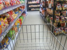Intenção de consumo das famílias cai em fevereiro, diz Fecomércio
