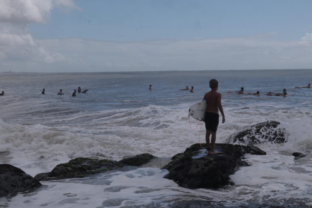 Com revitalização e ondas longas, Matinhos atrai turistas e surfistas