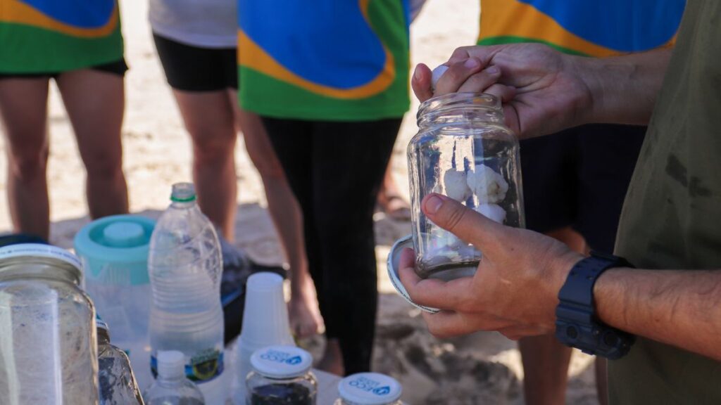 Mutirão deixa praias da Ilha do Mel mais limpas