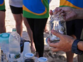 Mutirão deixa praias da Ilha do Mel mais limpas