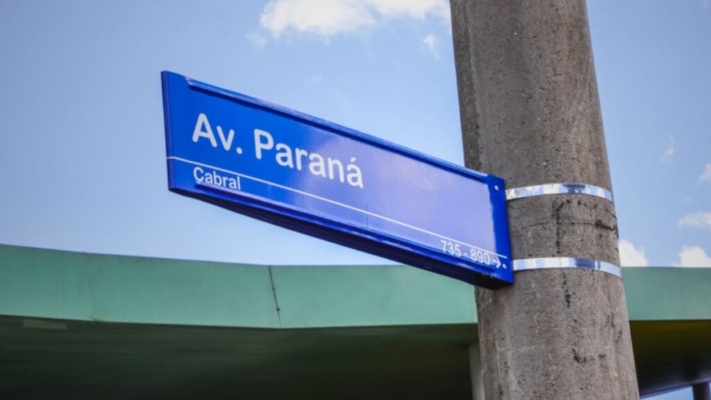 Curitiba instala 9,5 mil novas placas de ruas