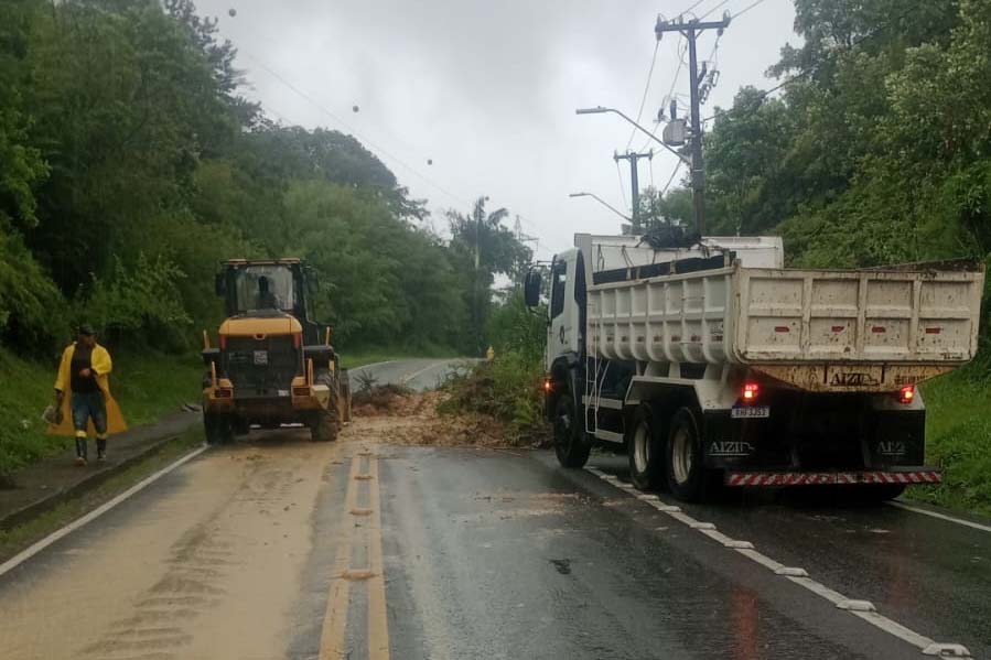 PR-412 tem bloqueio após queda de barreira em Guaratuba