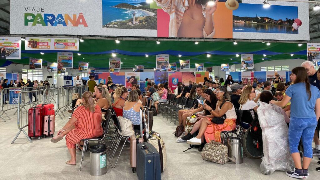 Turistas conhecem Ilha do Mel durante parada de cruzeiro no Paraná