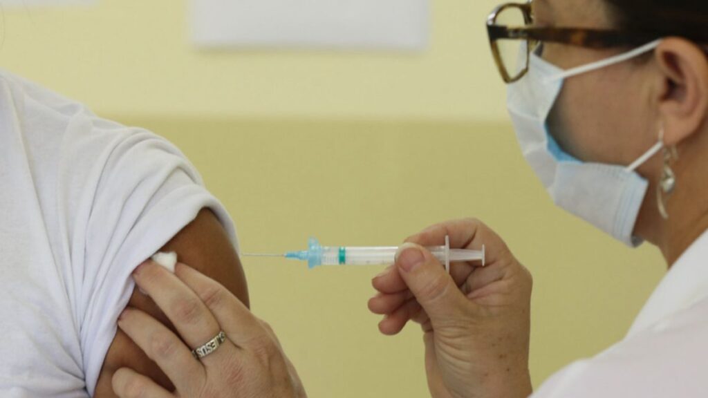 Primeiras vacinas contra a dengue contemplam 30 municípios do Paraná