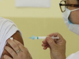 Primeiras vacinas contra a dengue contemplam 30 municípios do Paraná