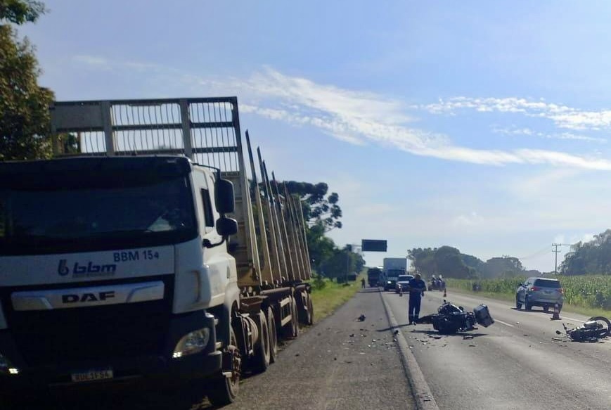 Grave acidente entre caminhão e motos na BR-373 deixa uma pessoa morta