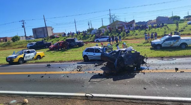 Grave acidente na PR-218 deixa dois mortos; carro ficou destruído