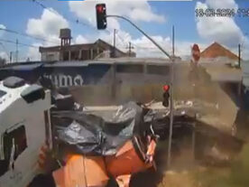Trem bate em carreta e atinge casa no interior do Paraná; vídeo