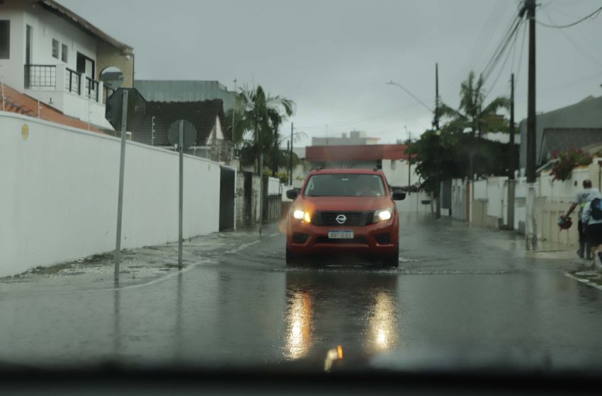 Litoral do Paraná registra alagamentos; mais de 70 milímetros de chuva