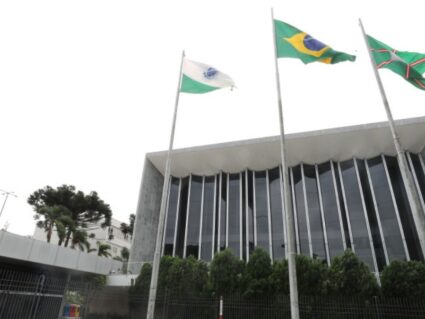 Projeto que pode privatizar escolas do Paraná volta ao plenário da Assembleia