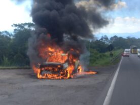 Carro pega fogo na BR-277, no sentido para Curitiba