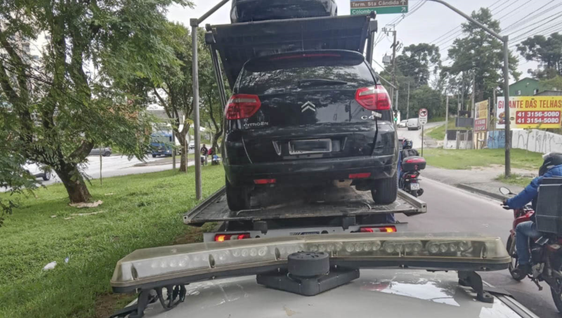 Carro com quase meio milhão em multas é apreendido em Curitiba