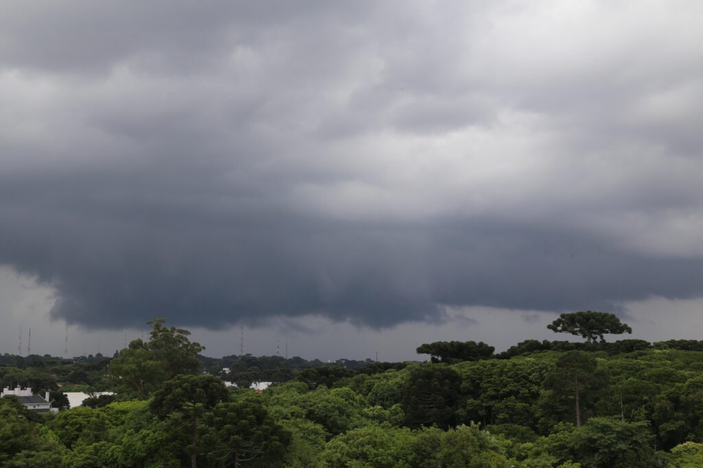 Chuvas devem diminuir no Paraná neste sábado; veja a previsão do tempo