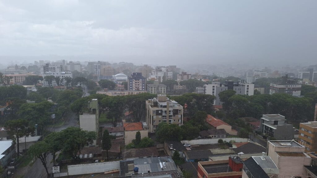 Tempestade atinge Curitiba na tarde desta terça; veja o vídeo