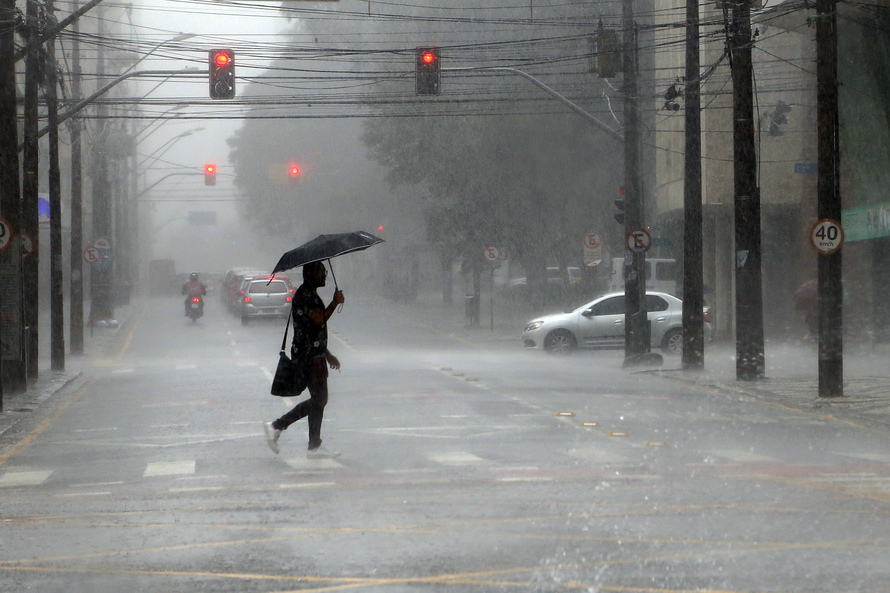 Chuva e ventos fortes deixam bairros sem luz em Curitiba e região