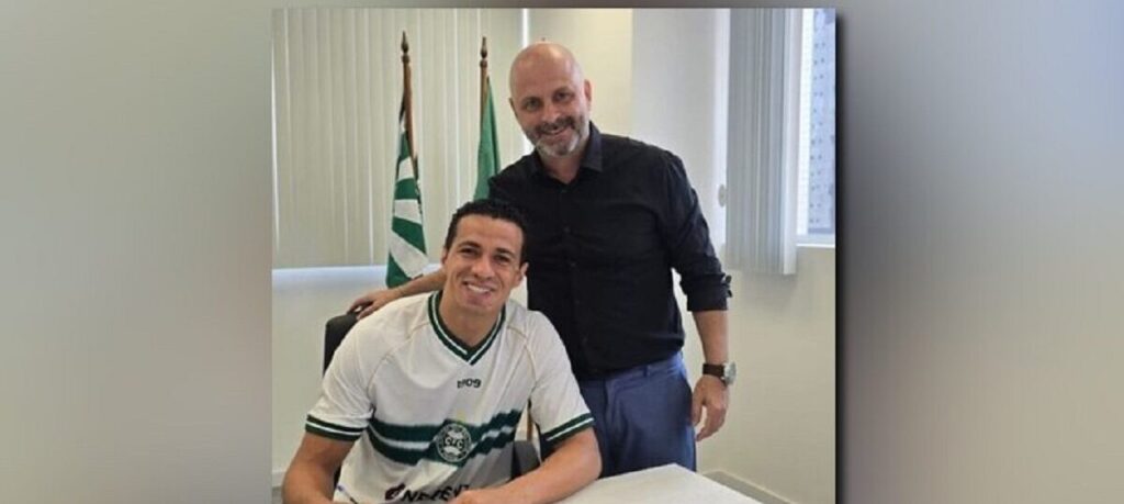 Leandro Damião assina contrato com o Coritiba