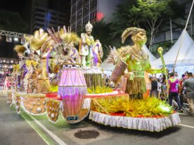 Desfile das escolas de samba reúne 40 mil pessoas em Curitiba