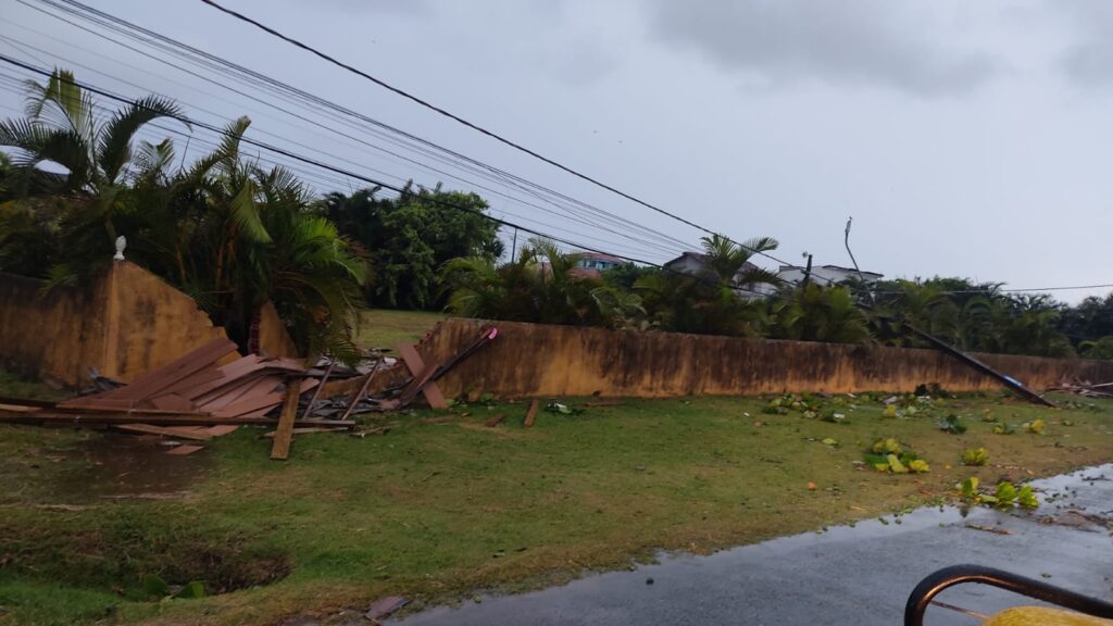 Guaratuba: Chuva forte causa destelhamento de 200 casas