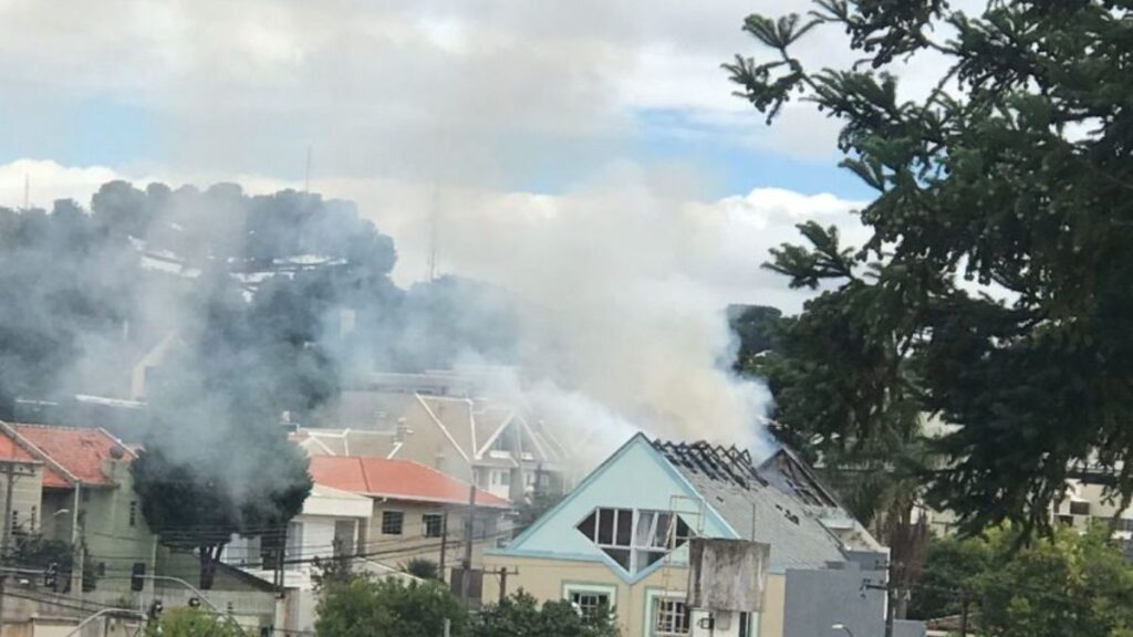 Incêndio assusta moradores no Bom Retiro, em Curitiba
