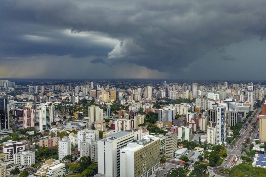 Previsão do tempo no Paraná aponta chuva e queda nas temperaturas