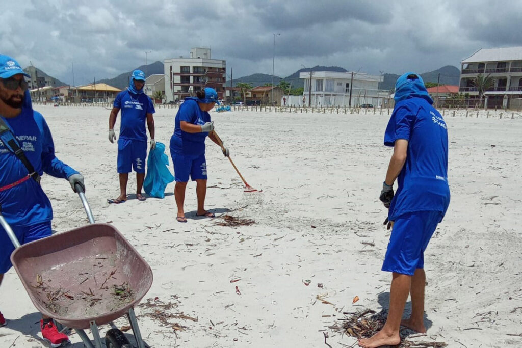 Sanepar retira 355 toneladas de lixo das praias durante temporada de Verão