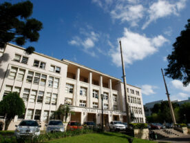 Projeto que pode privatizar escolas do Paraná é avaliado na Assembleia